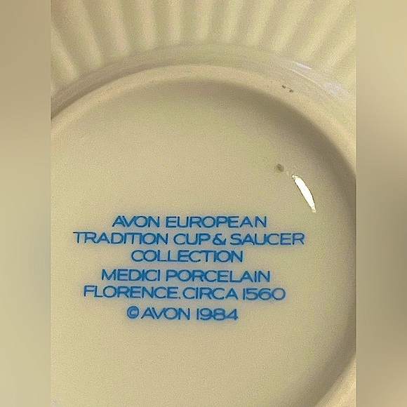 Avon vintage bowl 4" diameter 1984 no flaws 22 karat gold trim porcelain - Picture 2 of 4